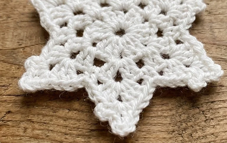 Crochet Snowflake Pattern – Easy Step-by-Step Tutorial - The World Crochet – Free Patterns & Amigurumi Inspiration